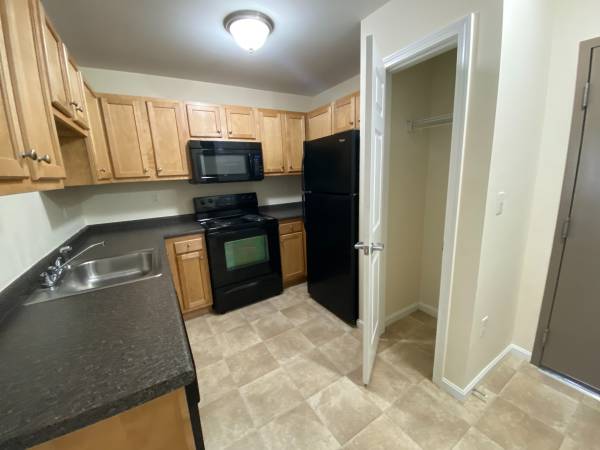 $1,775 / 1br - 617ft2 - Moving?! Spacious 1 BR for Rent w/ washer & dryer!! (20 Sentinel Ct, Manchester, NH)63931657709314124