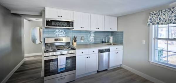 $2,200 / 1br - 625ft2 - 1-2 Bd, 1 ba apt.  Walk to beach, train (Rockport)63996549187202120