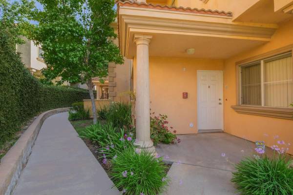 $2,489 / 2br - 1056ft2 - 9-12ft Ceilings, Microwave (17621 W. Pauline Ct., Canyon Country, CA)63912984233475121