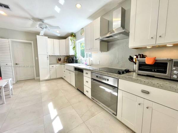 $7,500 / 3br - Spectacular House 3 bed 2 bath for rent in South Coconut Grove #4050 (Miami)64002012439169123