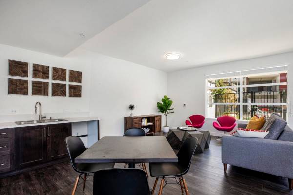 $2,975 / 2br - 1041ft2 - Cable Ready, BBQ/Picnic Area, High Speed Internet (1801-1831 Los Feliz Dr, Thousand Oaks, CA)63981242846723122