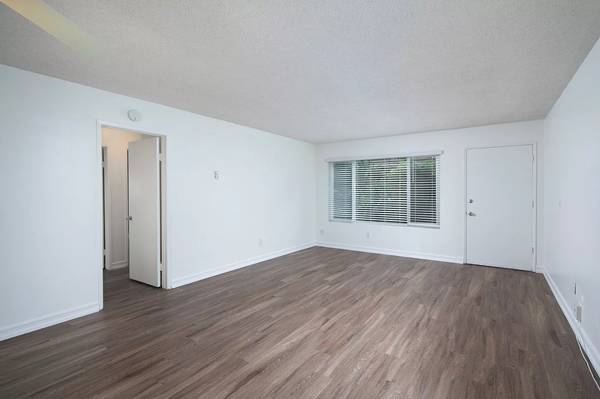 $3,395 / 2br - Beautiful 2 Br Apartment in Crown Point with Parking and Pool! (San Diego)63819410476545122