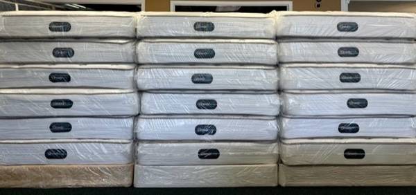 NICE LIGHTLY USED MATTRESS SET SALE!!! EXCELLENT LIKE NEW CONDITION!!! 1