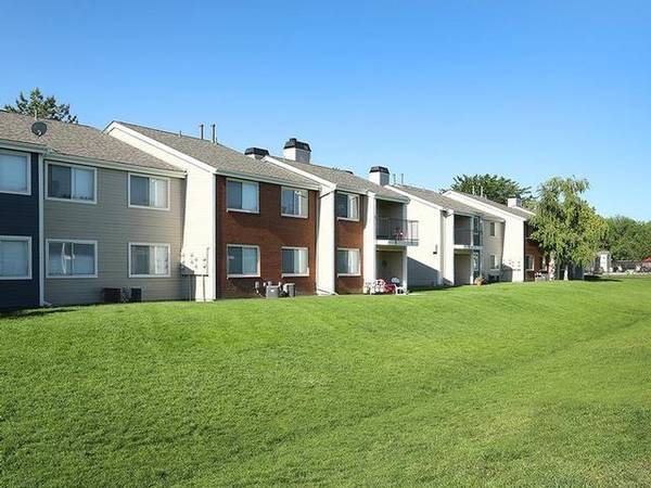 $1,299 / 2br - 866ft2 - Inviting 2 BR/1 BA with Wood Burning Fireplace & Spa Access (Taylorsville)63969045582083123