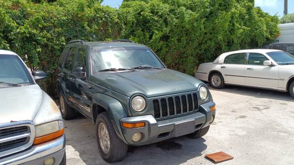 2002 Jeep Liberty Edición Limitada 4x4. Funciona y conduce excelente + Aire Acondicionado frío. - $4,999 (Delray Beach)63489446804097123