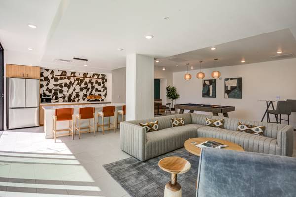 $1,950 / 1br - 439ft2 - Quartz Countertops, Microwave, Courtyard (728 16th Street, Sacramento, CA)64044028180227122