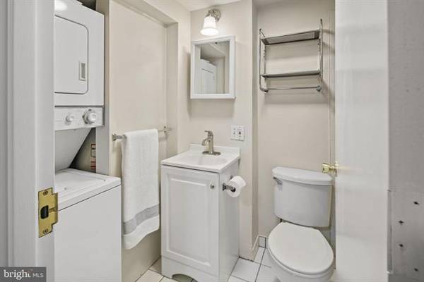 $2,200 / 2br - 917ft2 - Amplio condominio de 2 habitaciones + ático en Washington Square West (WASHINGTON SQ)63666799690883123