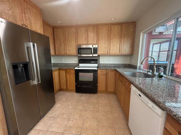 $3,500 / 3br - 1088ft2 - Spacious 3-Bedroom Home in Vallejo – Quiet Cul-de-Sac Location! (vallejo / benicia)63668012153219124