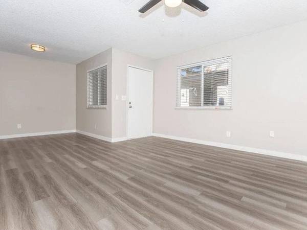 $1,225 / 2br - 940ft2 - Hermosas áreas verdes, pisos con estilo de madera, mantenimiento en el lugar63907028856067124