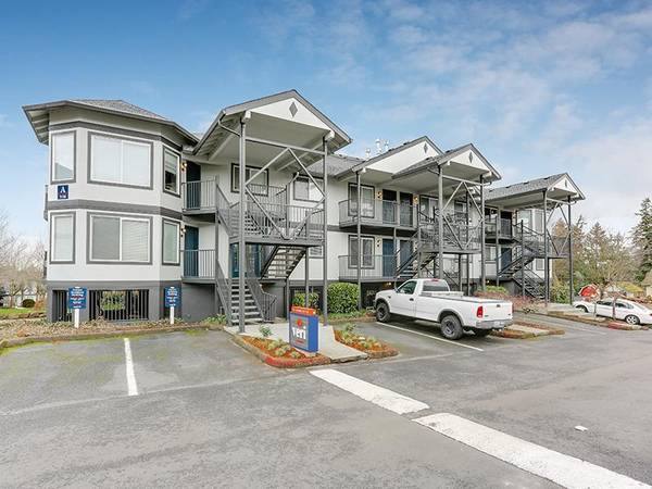 $1,445 / 1br - 725ft2 - Parques cercanos, acceso a autopista, centros comerciales, escuelas y restaurantes (1319 SE Ellsworth Rd, Vancouver, WA, 98664)63831397087235123