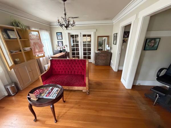 Salon space for rent. Lash, makeup or Acupuncturist (Pasadena)64281287052801121