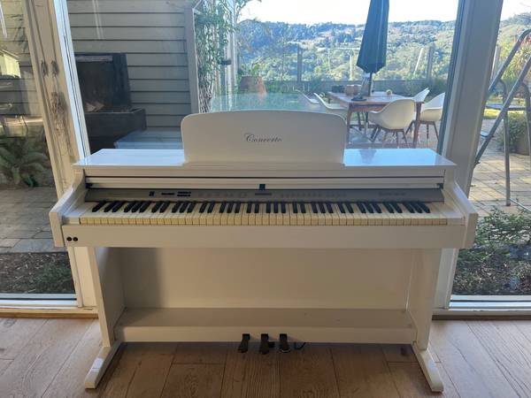 delson piano great condition 1