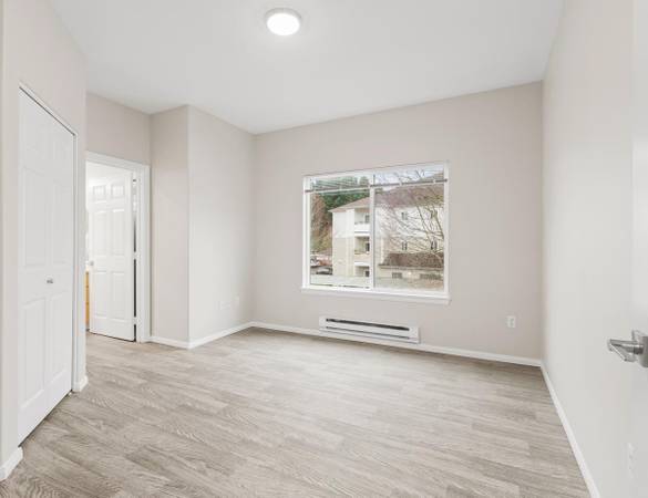 $2,179 / 2br - 1099ft2 - Área de comedor formal, zona de juegos, puertas interiores blancas de 6 paneles63852482166145122