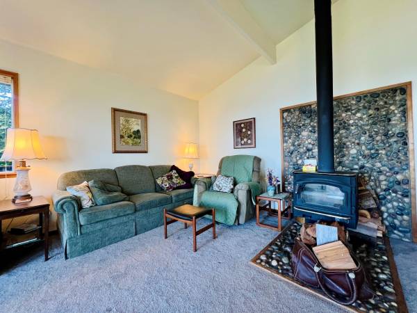 $2,300 / 2br - 1325ft2 - 1ba Fully Furnished Home - All Utilities - Available Now (Lummi Island)63920958596354124