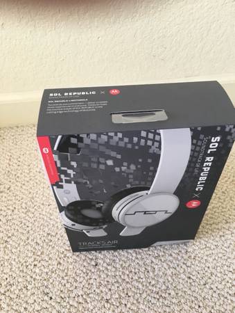 Sol Republic Bluetooth Headphones 1