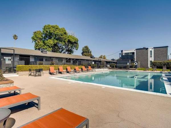 $1,604 / 1br - 630ft2 - Pisos mejorados, ventiladores de techo decorativos, pagos en línea disponibles (Marconi Ave. Carmichael CA 95608)63844736693891122
