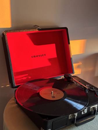 Crosley Cruiser Plus Record Player 1