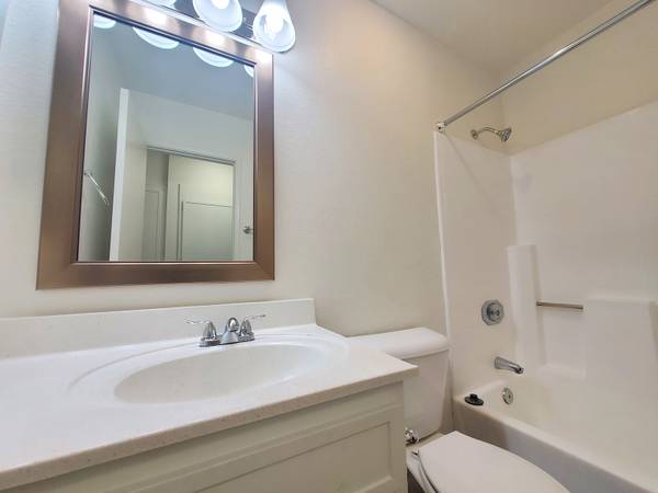 $1,825 / 2br - ¡Montecito Oaks! 2x2 Abajo con Patio y Espacio de Almacenamiento! (Ramona)63841344547331124