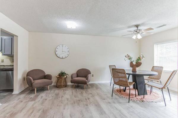 $1,459 / 2br - 1150ft2 - Convient Location, Fenced Yard, On-Site Parking, Washer/Dryer Hookup64015946786434123