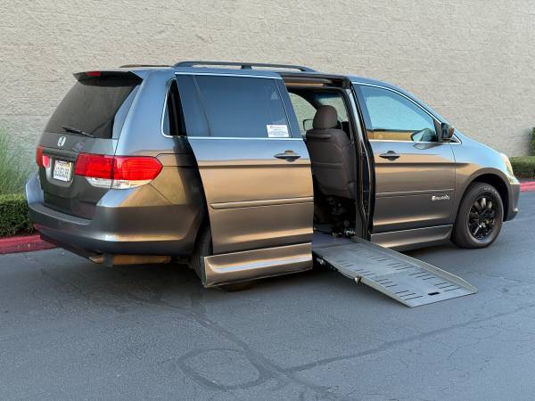 2010 Honda Odyssey EX-L - WHEELCHAIR VAN / HANDICAP VAN! - $19,900 (Wheelchair Van in Beaverton)63441436179457122