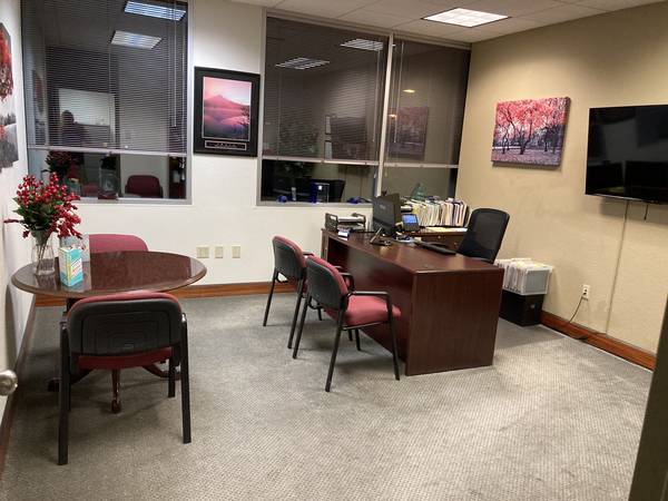 $1,700 / 1461ft2 - Premier Office Space for--lease or sale (Pewaukee/Brookfield Area)64152180932867121
