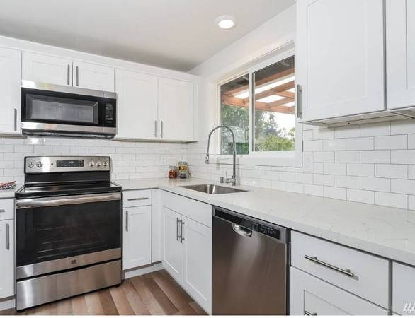 $400 Spacious Private Room + Bath w/ Utilities Included (Bronx)64033631575681121