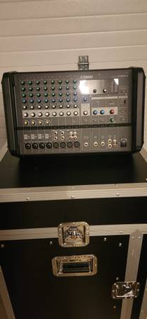 Yamaha EMX5 Powered Mixer 1