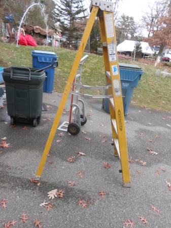 6' Fiberglass step ladder 1