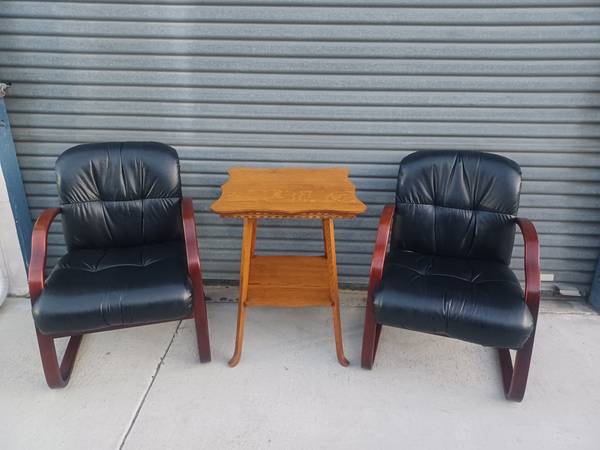 Set of 2 pretty & comfortable chairs 1