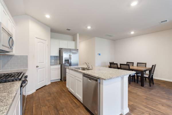 $1,950 / 4br - Charming 4-Bed Oasis with Granite Accents in Manor64046033592961122