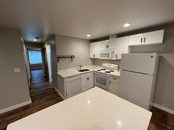 $2100.00 / 2br - 830ft2 - Vive moderno, vive fácil: completamente renovado con aire acondicionado, en una ubicación privilegiada63890096689921120