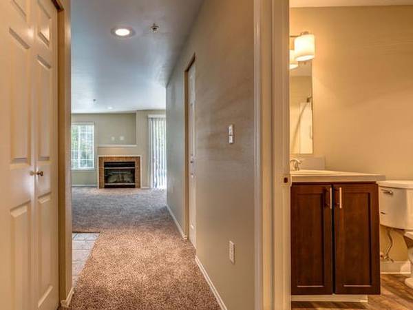 $1,700 / 1br - 691ft2 - Quiet, Clean and Peaceful. Tastefully Upgraded with Private Balcony. (Kent)63929301875971124