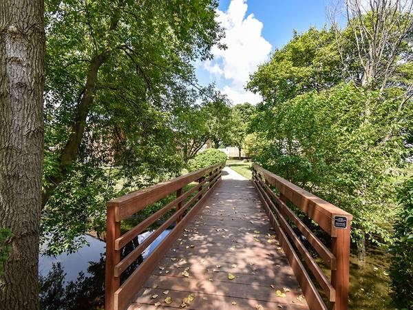 $1,130 / 1br - 710ft2 - Spacious layouts and great vibes — apply to live here! (1610 Sunset Ave, Waukegan, IL)63846717560961124