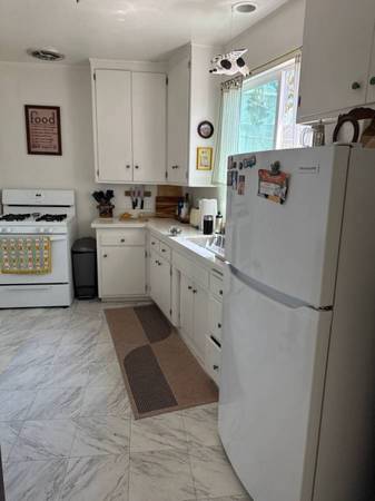 $1,750 / 2br - 🏡 Seeking Female Roommate for Cozy Los Feliz Apartment (Los Feliz)63829303019395123