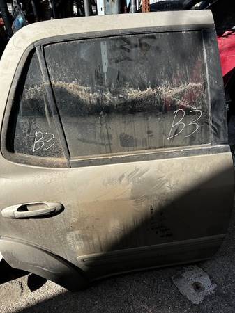 2005 Toyota sequioa rt rear door 1