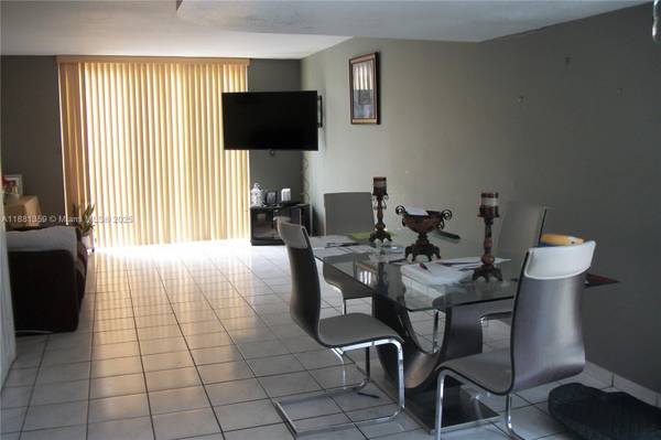$349,000 / 3br - 1304ft2 - Propiedad de 3 habitaciones en el corazón de West Hialeah (Hialeah)63825131682563122