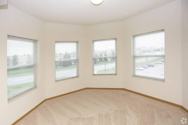 $1,654 / 1br - 894ft2 - Mantenimiento en el lugar, Sala familiar, Bañera/Ducha (7260 Guider Drive, Woodbury, MN)63868702527233123