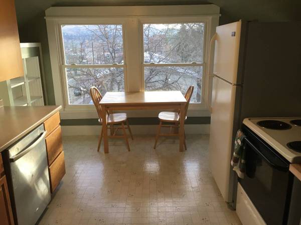 $1,350 / 2br - 950ft2 - Downtown Furnished Upper Unit Apt 2bd/1bath (Utilities Inc) (Wenatchee)63658196983681120