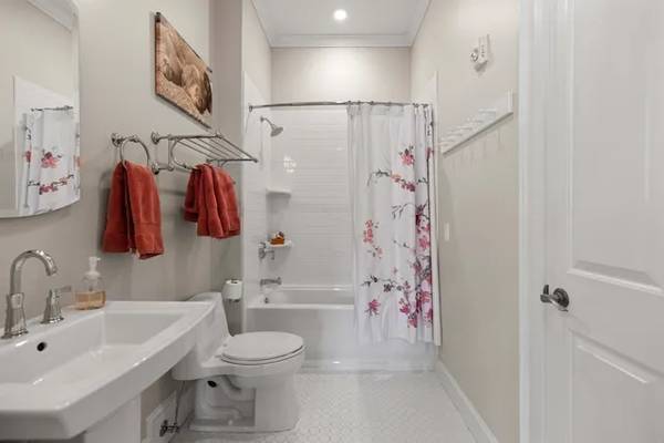 $1,450 / 1br - 1200ft2 - Top floor condo with a view of Casco Bay in the heart of Portland (Portland)63931521050755120
