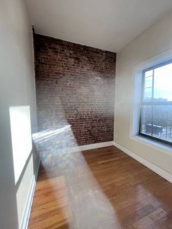 $1,350 / 3br - 85ft2 - Habitación soleada en Bushwick con salida de emergencia (Bushwick)63698533681537120