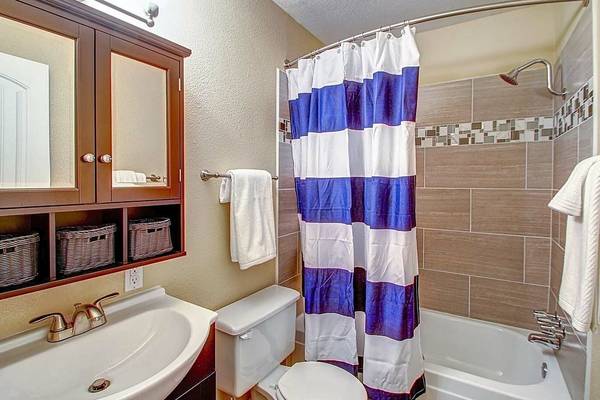$999 / 1br - 800ft2 - Walk-In Closet, Upgraded Flooring, BBQ/Picnic Area (1600 E. University Ave., Las Vegas, NV)63907028244482122