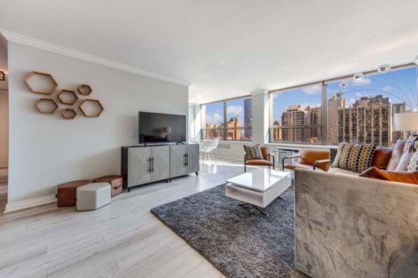 $1,450 / 1br - 800ft2 - Updated bright and airy space (Chicago)63898601765250120