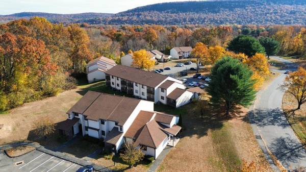 $2,245 / 2br - 1050ft2 - Clubhouse, 24 Hour Emergency Maintenance, Pet Stations (1 Old Canal Way, Simsbury, CT)63989075402883124