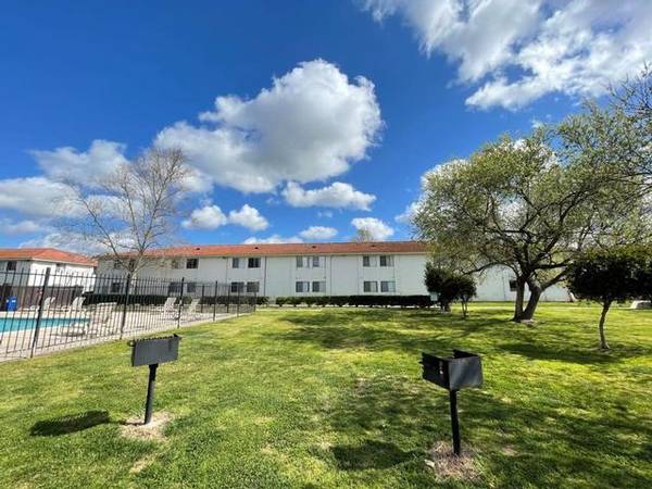 $2,089 / 2br - 930ft2 - Dishwasher, Garbage Disposal, Wall A/C, Range (Ramona)63657209442307123