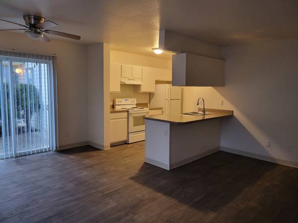 $1,725 / 2br - 880ft2 - UBICACIÓN PRIVILEGIADA, TOWNHOME, Disponible en agosto, CON GARAJE Y LAVADORA/SECADORA (Este de Gresham)63831397660675123