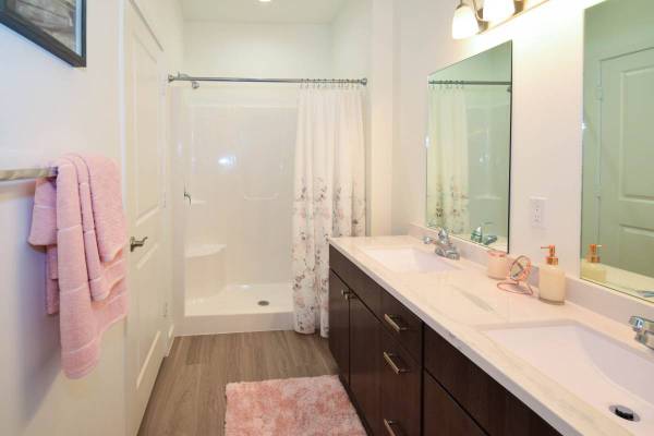 $2,099 / 3br - 1598ft2 - Spacious 3 bedroom townhome with garage. Two months FREE rent! (Torino)63799984372355124
