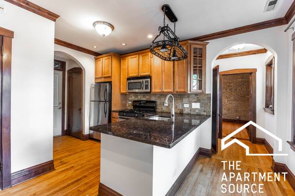 $1,950 / 1br - 1000ft2 - Spectacular Vintage! 1 Bed / 1.5 Bath –  In-Unit Laundry! Central Air! (Irving Park)64041646396161121