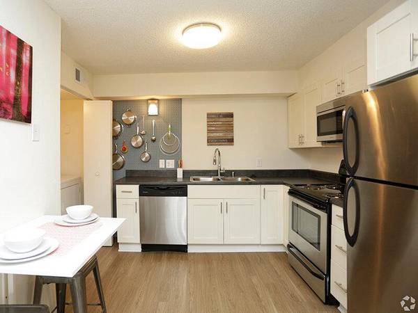 Sparkling Swimming Pool, Carport, Sundeck, Electronic Thermostat 1