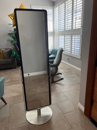 Free standing mirror 1