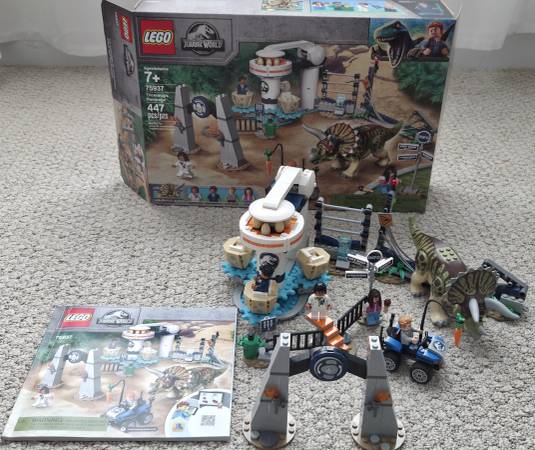 LEGO Jurassic World Triceratops Rampage 75937 - Retired Set 1